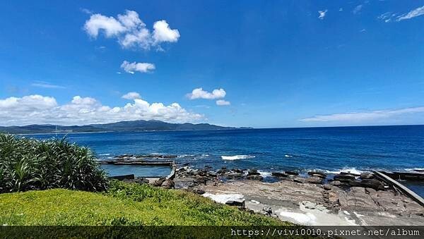新北.貢寮-新鮮的海味搭配上美麗的海景~滷鮑魚、海鮮米粉都超讚!!還可以喝咖啡看海景
