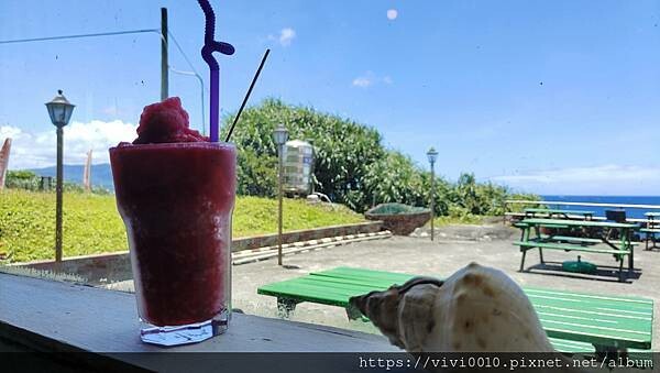 新北.貢寮-新鮮的海味搭配上美麗的海景~滷鮑魚、海鮮米粉都超讚!!還可以喝咖啡看海景