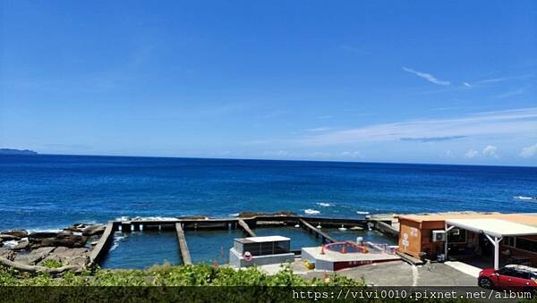 新北.貢寮-新鮮的海味搭配上美麗的海景~滷鮑魚、海鮮米粉都超讚!!還可以喝咖啡看海景