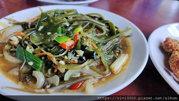 新北.貢寮-新鮮的海味搭配上美麗的海景~滷鮑魚、海鮮米粉都超讚!!還可以喝咖啡看海景