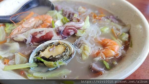 新北.貢寮-新鮮的海味搭配上美麗的海景~滷鮑魚、海鮮米粉都超讚!!還可以喝咖啡看海景