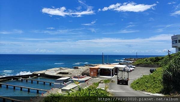 新北.貢寮-新鮮的海味搭配上美麗的海景~滷鮑魚、海鮮米粉都超讚!!還可以喝咖啡看海景