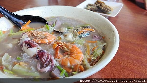 新北.貢寮-新鮮的海味搭配上美麗的海景~滷鮑魚、海鮮米粉都超讚!!還可以喝咖啡看海景