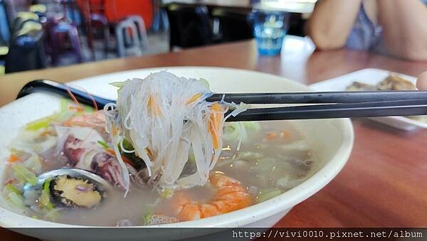 新北.貢寮-新鮮的海味搭配上美麗的海景~滷鮑魚、海鮮米粉都超讚!!還可以喝咖啡看海景