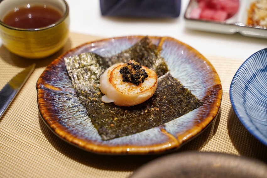 一位難求的「明水然·樂」無菜單鐵板燒，現在新竹也吃得到啦！1600元套餐就能讓你吃到活體龍蝦三吃、日本生食級干貝、和牛漢堡、桂丁雞等等14道精緻料理！ - 阿華田的美食日記