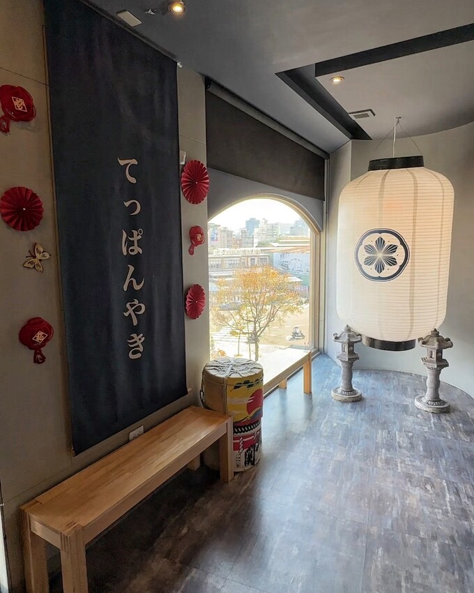 一位難求的「明水然·樂」無菜單鐵板燒，現在新竹也吃得到啦！1600元套餐就能讓你吃到活體龍蝦三吃、日本生食級干貝、和牛漢堡、桂丁雞等等14道精緻料理！ - 阿華田的美食日記