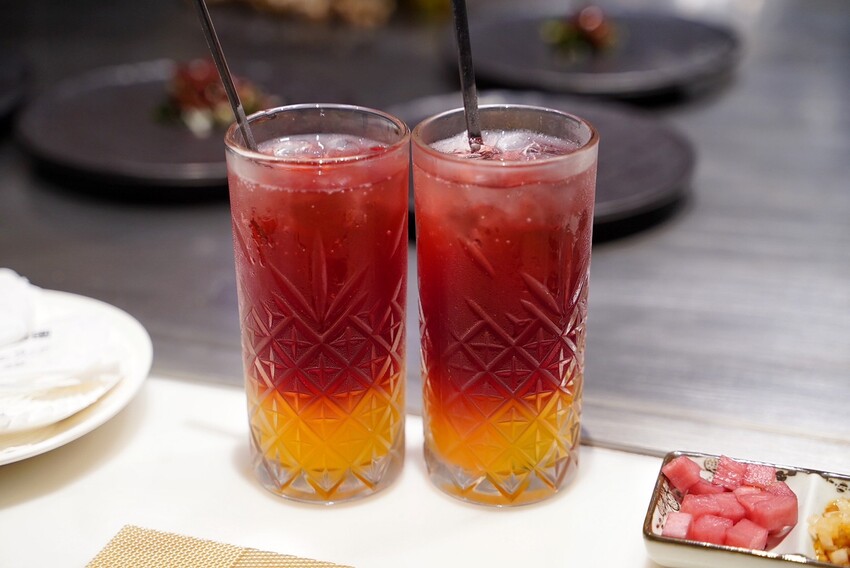 一位難求的「明水然·樂」無菜單鐵板燒，現在新竹也吃得到啦！1600元套餐就能讓你吃到活體龍蝦三吃、日本生食級干貝、和牛漢堡、桂丁雞等等14道精緻料理！ - 阿華田的美食日記