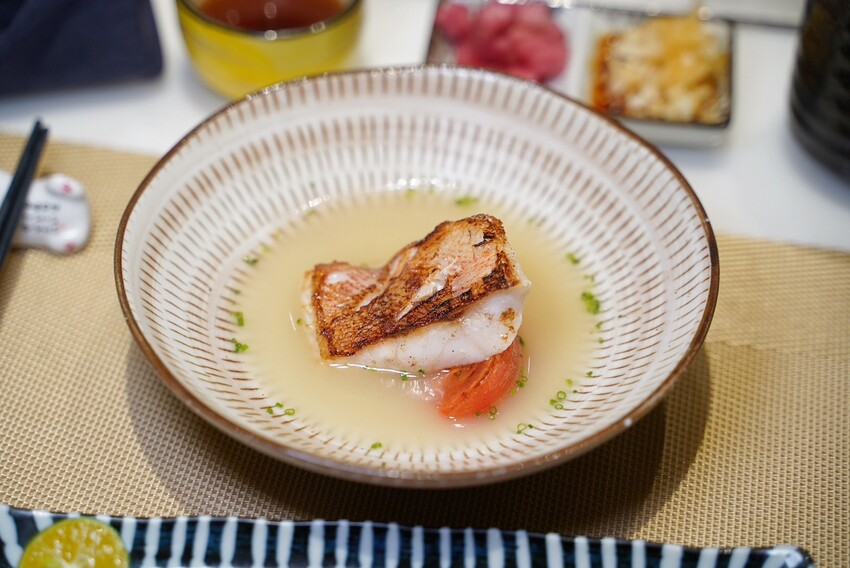 一位難求的「明水然·樂」無菜單鐵板燒，現在新竹也吃得到啦！1600元套餐就能讓你吃到活體龍蝦三吃、日本生食級干貝、和牛漢堡、桂丁雞等等14道精緻料理！ - 阿華田的美食日記