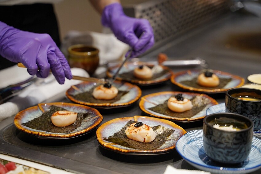 一位難求的「明水然·樂」無菜單鐵板燒，現在新竹也吃得到啦！1600元套餐就能讓你吃到活體龍蝦三吃、日本生食級干貝、和牛漢堡、桂丁雞等等14道精緻料理！ - 阿華田的美食日記