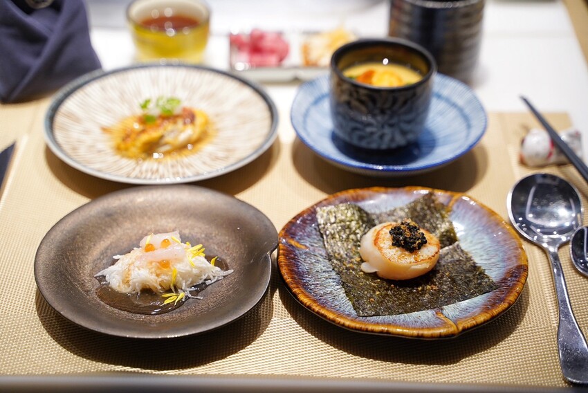 一位難求的「明水然·樂」無菜單鐵板燒，現在新竹也吃得到啦！1600元套餐就能讓你吃到活體龍蝦三吃、日本生食級干貝、和牛漢堡、桂丁雞等等14道精緻料理！ - 阿華田的美食日記