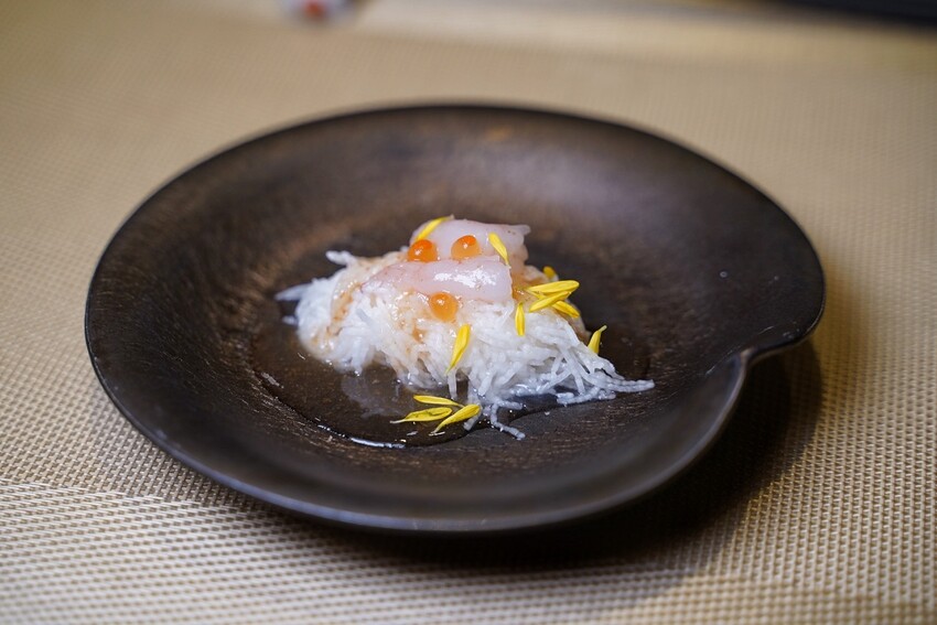 一位難求的「明水然·樂」無菜單鐵板燒，現在新竹也吃得到啦！1600元套餐就能讓你吃到活體龍蝦三吃、日本生食級干貝、和牛漢堡、桂丁雞等等14道精緻料理！ - 阿華田的美食日記