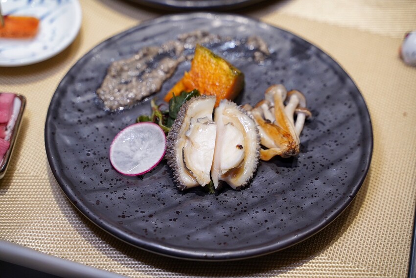 一位難求的「明水然·樂」無菜單鐵板燒，現在新竹也吃得到啦！1600元套餐就能讓你吃到活體龍蝦三吃、日本生食級干貝、和牛漢堡、桂丁雞等等14道精緻料理！ - 阿華田的美食日記