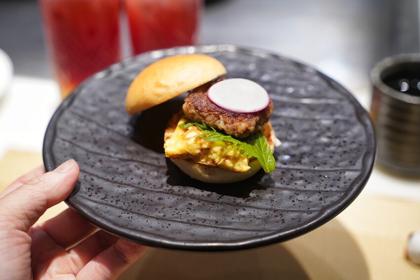 一位難求的「明水然·樂」無菜單鐵板燒，現在新竹也吃得到啦！1600元套餐就能讓你吃到活體龍蝦三吃、日本生食級干貝、和牛漢堡、桂丁雞等等14道精緻料理！ - 阿華田的美食日記