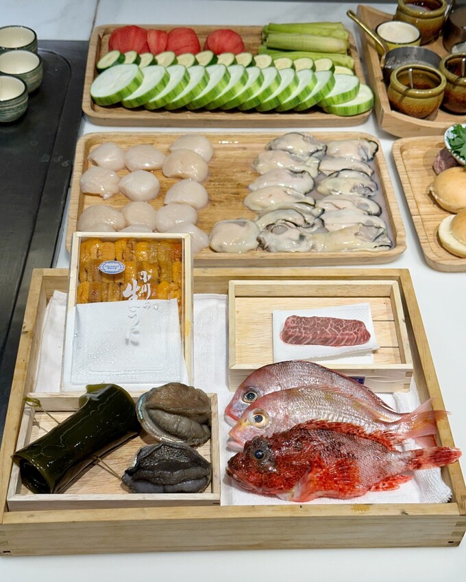 一位難求的「明水然·樂」無菜單鐵板燒，現在新竹也吃得到啦！1600元套餐就能讓你吃到活體龍蝦三吃、日本生食級干貝、和牛漢堡、桂丁雞等等14道精緻料理！ - 阿華田的美食日記