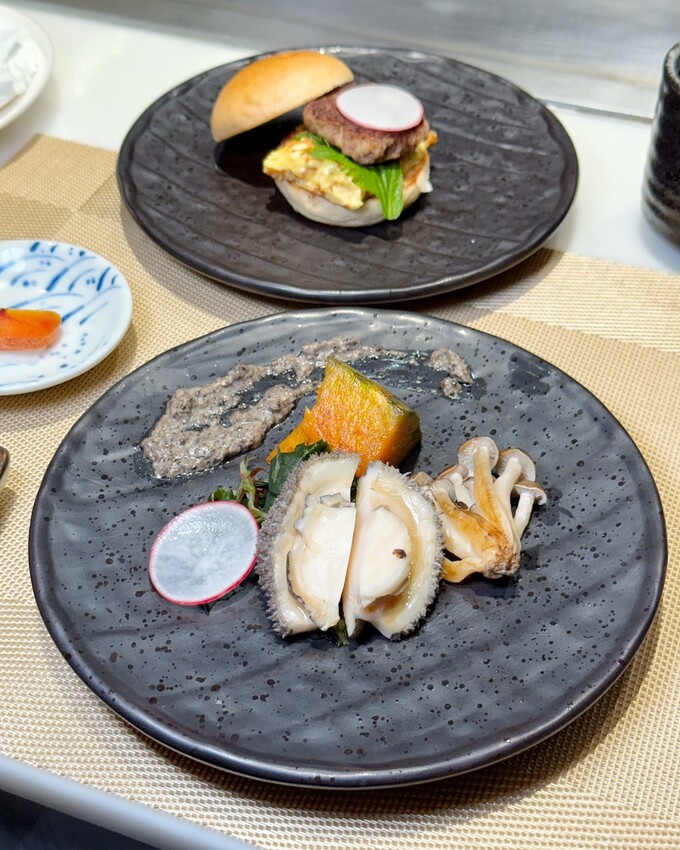 一位難求的「明水然·樂」無菜單鐵板燒，現在新竹也吃得到啦！1600元套餐就能讓你吃到活體龍蝦三吃、日本生食級干貝、和牛漢堡、桂丁雞等等14道精緻料理！ - 阿華田的美食日記