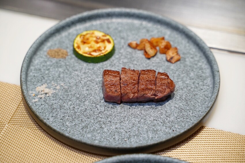 一位難求的「明水然·樂」無菜單鐵板燒，現在新竹也吃得到啦！1600元套餐就能讓你吃到活體龍蝦三吃、日本生食級干貝、和牛漢堡、桂丁雞等等14道精緻料理！ - 阿華田的美食日記