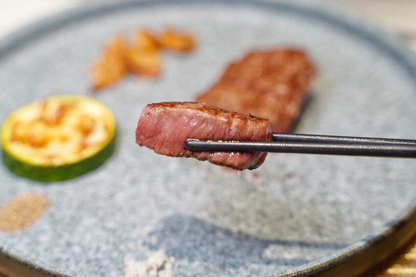 一位難求的「明水然·樂」無菜單鐵板燒，現在新竹也吃得到啦！1600元套餐就能讓你吃到活體龍蝦三吃、日本生食級干貝、和牛漢堡、桂丁雞等等14道精緻料理！ - 阿華田的美食日記