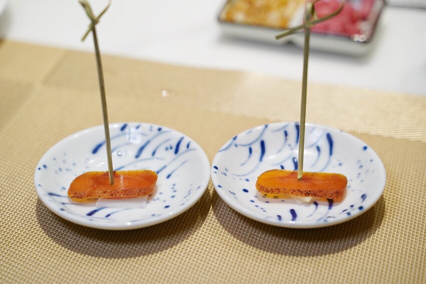 一位難求的「明水然·樂」無菜單鐵板燒，現在新竹也吃得到啦！1600元套餐就能讓你吃到活體龍蝦三吃、日本生食級干貝、和牛漢堡、桂丁雞等等14道精緻料理！ - 阿華田的美食日記