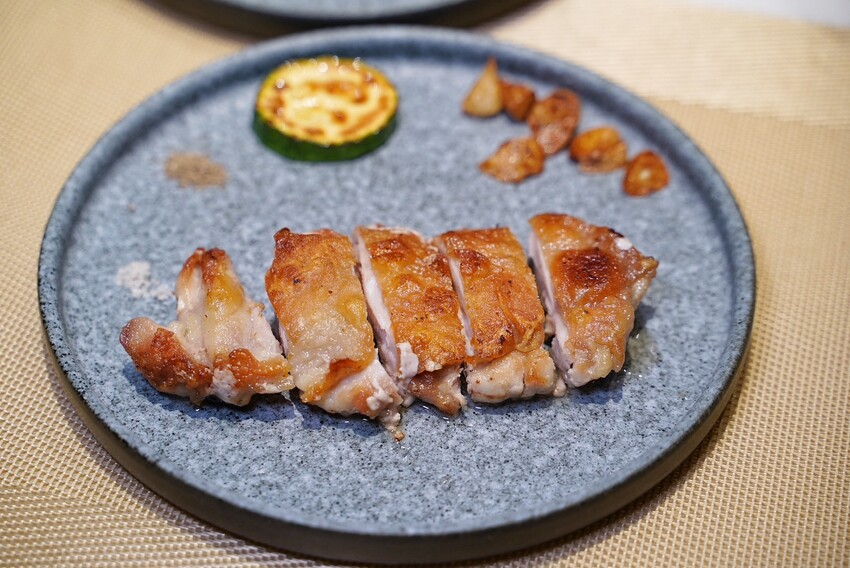 一位難求的「明水然·樂」無菜單鐵板燒，現在新竹也吃得到啦！1600元套餐就能讓你吃到活體龍蝦三吃、日本生食級干貝、和牛漢堡、桂丁雞等等14道精緻料理！ - 阿華田的美食日記