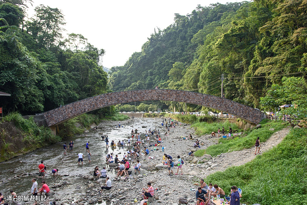 新竹北埔景點》北埔冷泉 泡腳踩水玩冷泉 欣賞水簾大瀑布 新竹夏季消暑勝地 - 滿分的旅遊札記