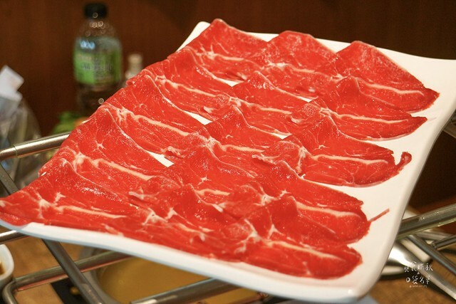 雲林北港｜新開幕高級肉品親民價格。菜盤可加價換肉盤｜對馬涮涮屋北港店 (內有菜單)