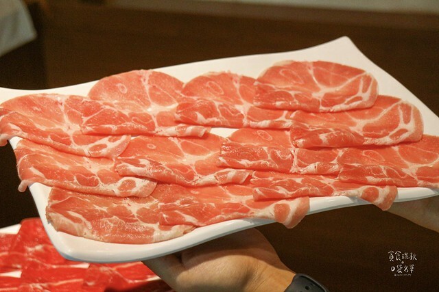 雲林北港｜新開幕高級肉品親民價格。菜盤可加價換肉盤｜對馬涮涮屋北港店 (內有菜單)