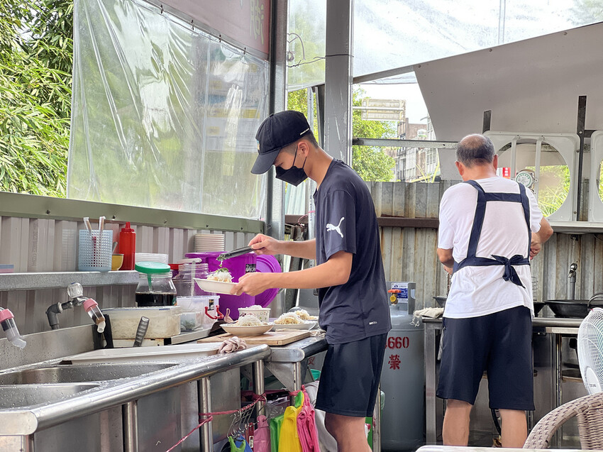 宜蘭美食推薦》龍潭湖花蓮玉里臭豆腐~正宗花蓮玉里臭豆腐宜蘭分店！特色泡菜＋蘿蔔絲＋九層塔風味絕佳