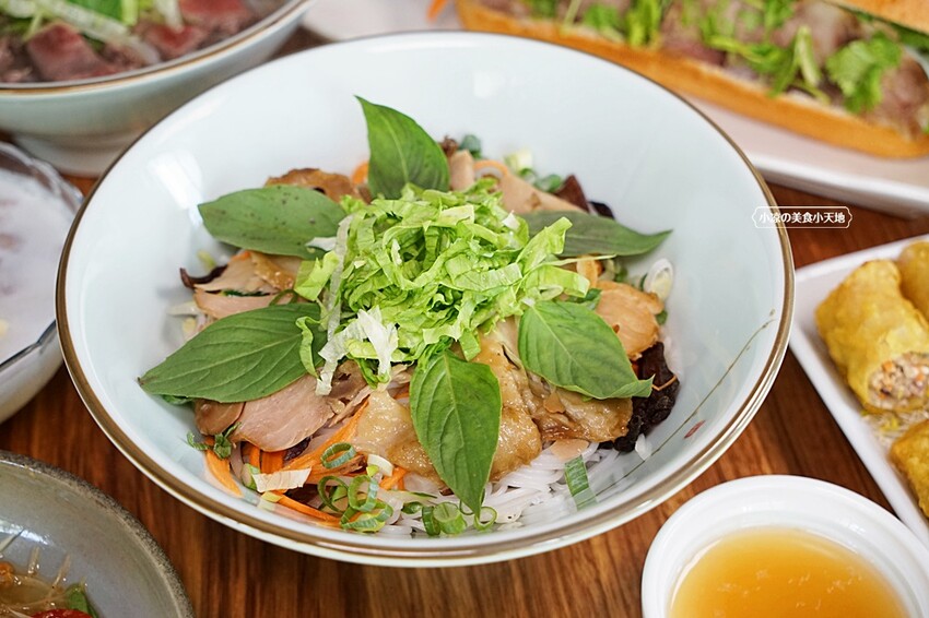 隱藏在透天厝裡的低調越式餐廳，享受道地美味的越南料理，只有巷子內才知道的美味！