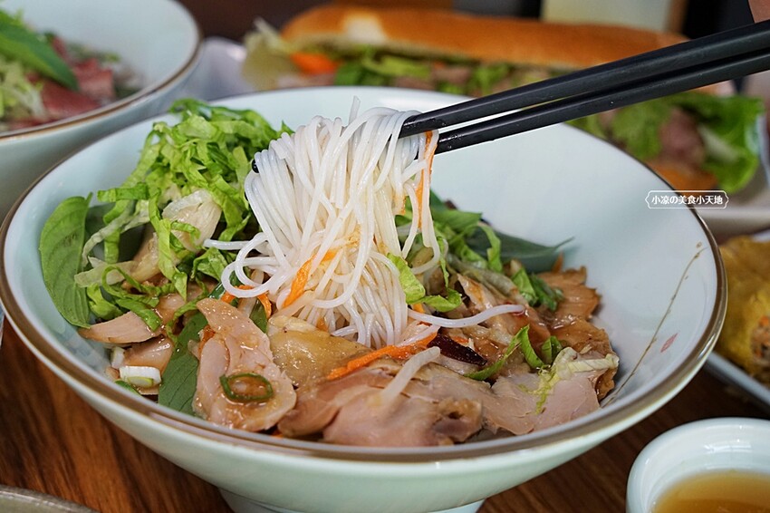 隱藏在透天厝裡的低調越式餐廳，享受道地美味的越南料理，只有巷子內才知道的美味！