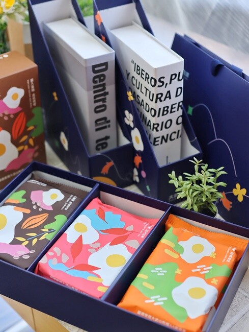 【宅配食記】來自五星級『大武山牧場』AA級履歷雞蛋的蛋入蛋捲,蛋香濃郁超涮嘴,三種口味一次滿足,回購率100%,中秋蛋捲禮盒限量搶購。