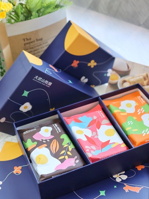 【宅配食記】來自五星級『大武山牧場』AA級履歷雞蛋的蛋入蛋捲,蛋香濃郁超涮嘴,三種口味一次滿足,回購率100%,中秋蛋捲禮盒限量搶購。