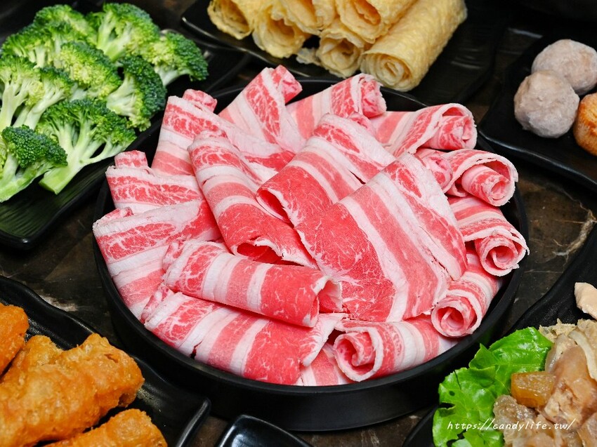 椒饗麻辣鍋|台中最低調麻辣鍋,師承台北齊味麻辣鍋,會噴汁的鴨血,口感Q嫩好吃,豆腐也超讚~