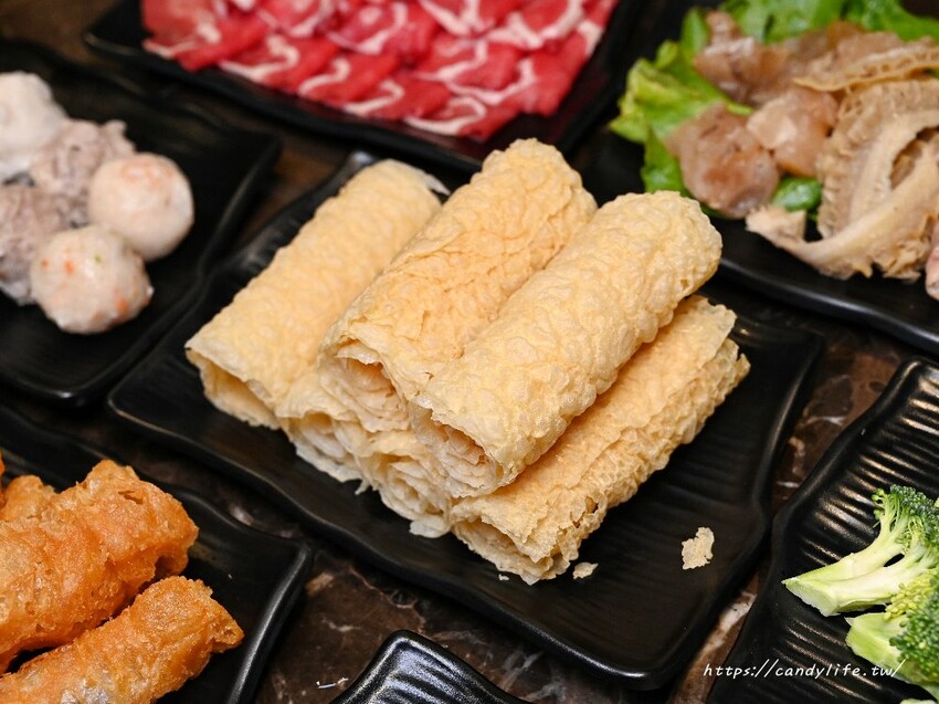 椒饗麻辣鍋|台中最低調麻辣鍋,師承台北齊味麻辣鍋,會噴汁的鴨血,口感Q嫩好吃,豆腐也超讚~