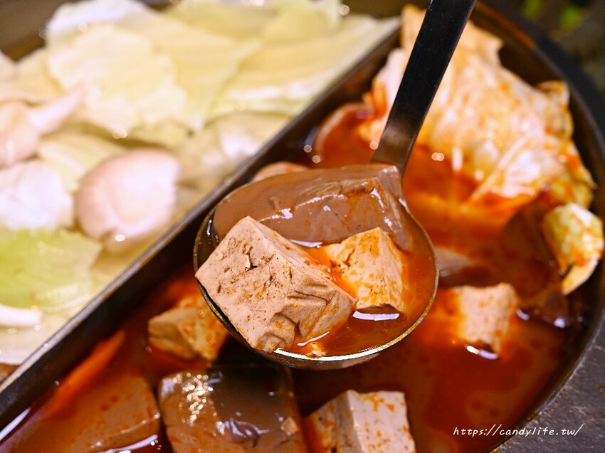 椒饗麻辣鍋|台中最低調麻辣鍋,師承台北齊味麻辣鍋,會噴汁的鴨血,口感Q嫩好吃,豆腐也超讚~
