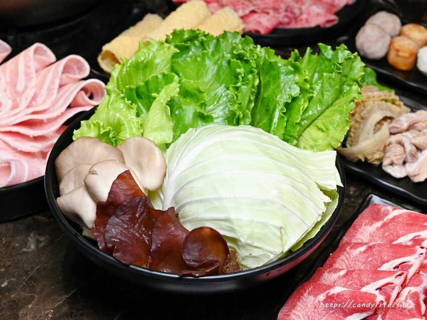 椒饗麻辣鍋|台中最低調麻辣鍋,師承台北齊味麻辣鍋,會噴汁的鴨血,口感Q嫩好吃,豆腐也超讚~