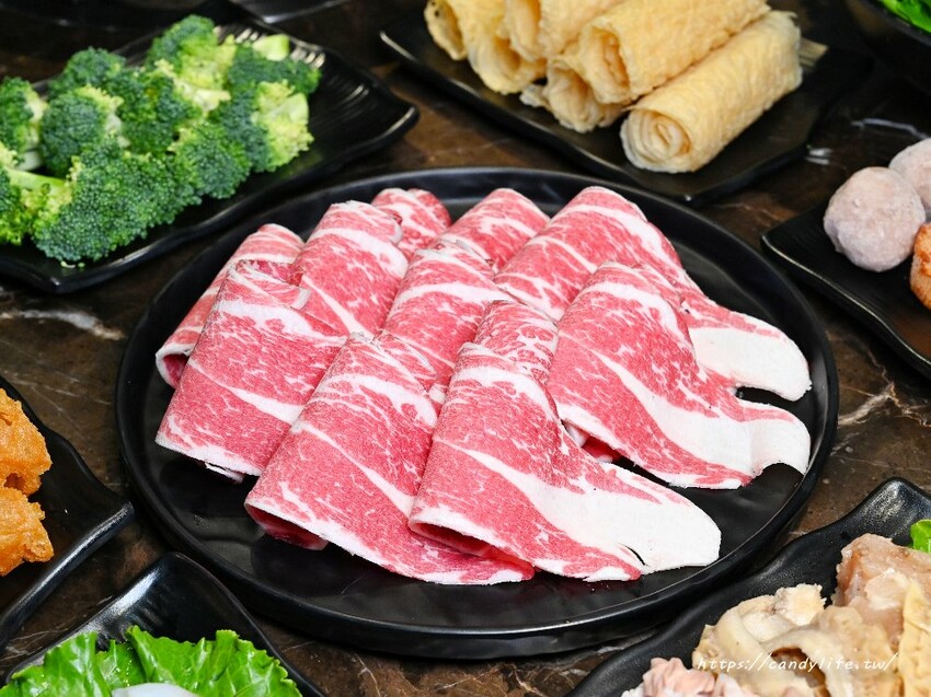 椒饗麻辣鍋|台中最低調麻辣鍋,師承台北齊味麻辣鍋,會噴汁的鴨血,口感Q嫩好吃,豆腐也超讚~