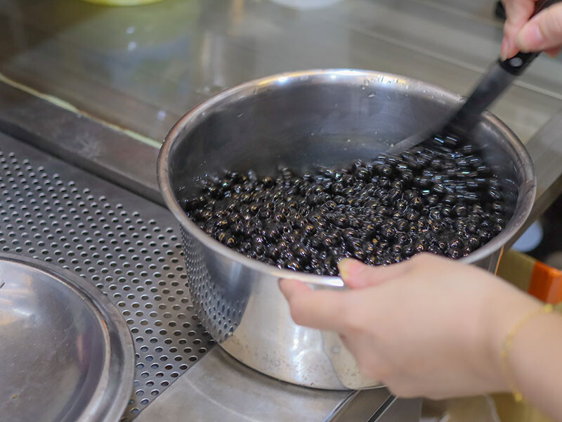 白鬍子奶蓋職人 | 北門街上的新竹奶蓋品牌，用勺子來堆奶蓋，居然還有$30元的醇茶茶飲！