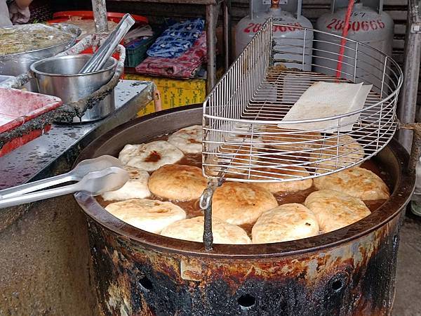 嘉義東區「廟口煎餅」文化路邊攤人潮不斷，獨特高麗菜內餡酥脆，半甜鹹口味驚豔味蕾！