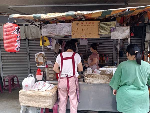 嘉義東區「廟口煎餅」文化路邊攤人潮不斷，獨特高麗菜內餡酥脆，半甜鹹口味驚豔味蕾！