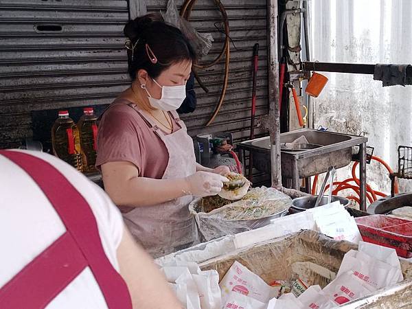 嘉義東區「廟口煎餅」文化路邊攤人潮不斷，獨特高麗菜內餡酥脆，半甜鹹口味驚豔味蕾！