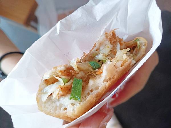 嘉義東區「廟口煎餅」文化路邊攤人潮不斷，獨特高麗菜內餡酥脆，半甜鹹口味驚豔味蕾！