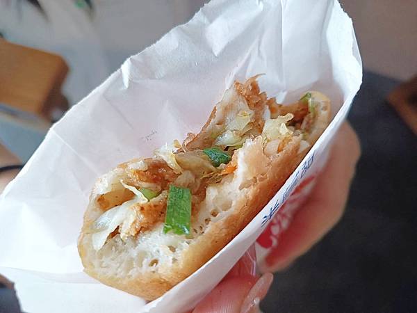 嘉義東區「廟口煎餅」文化路邊攤人潮不斷，獨特高麗菜內餡酥脆，半甜鹹口味驚豔味蕾！