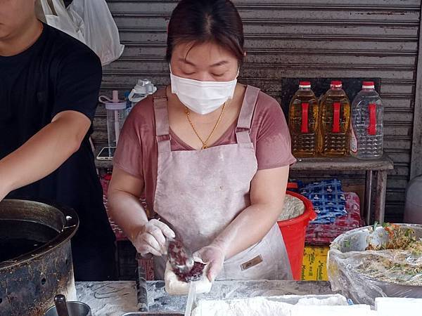 嘉義東區「廟口煎餅」文化路邊攤人潮不斷，獨特高麗菜內餡酥脆，半甜鹹口味驚豔味蕾！