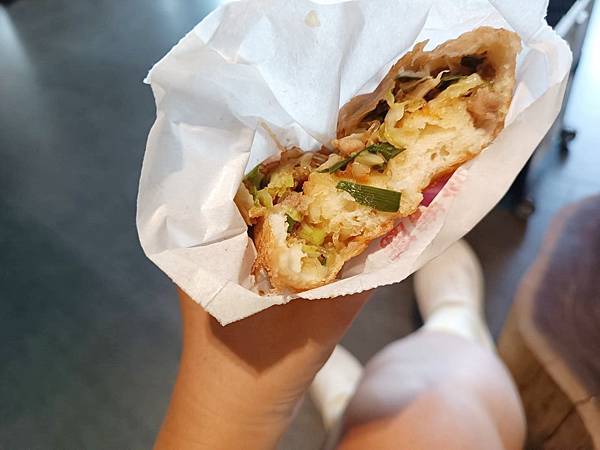 嘉義東區「廟口煎餅」文化路邊攤人潮不斷，獨特高麗菜內餡酥脆，半甜鹹口味驚豔味蕾！