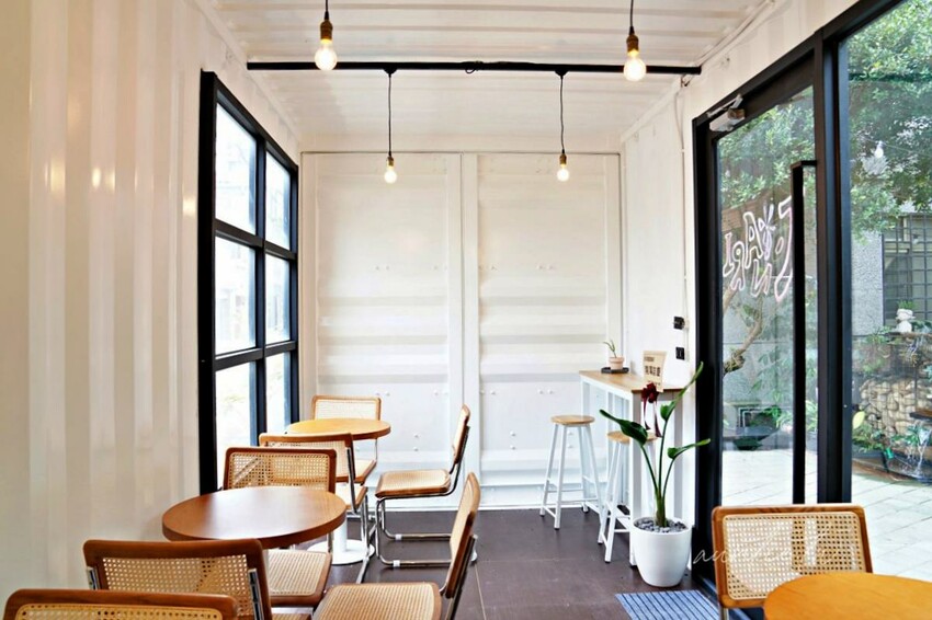 【新竹】竹北｜Tonari Cafe 隔壁咖啡，自然系貨櫃咖啡廳，寵物友善咖啡廳