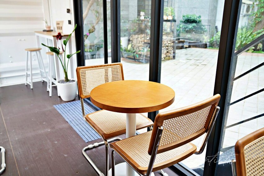 【新竹】竹北｜Tonari Cafe 隔壁咖啡，自然系貨櫃咖啡廳，寵物友善咖啡廳