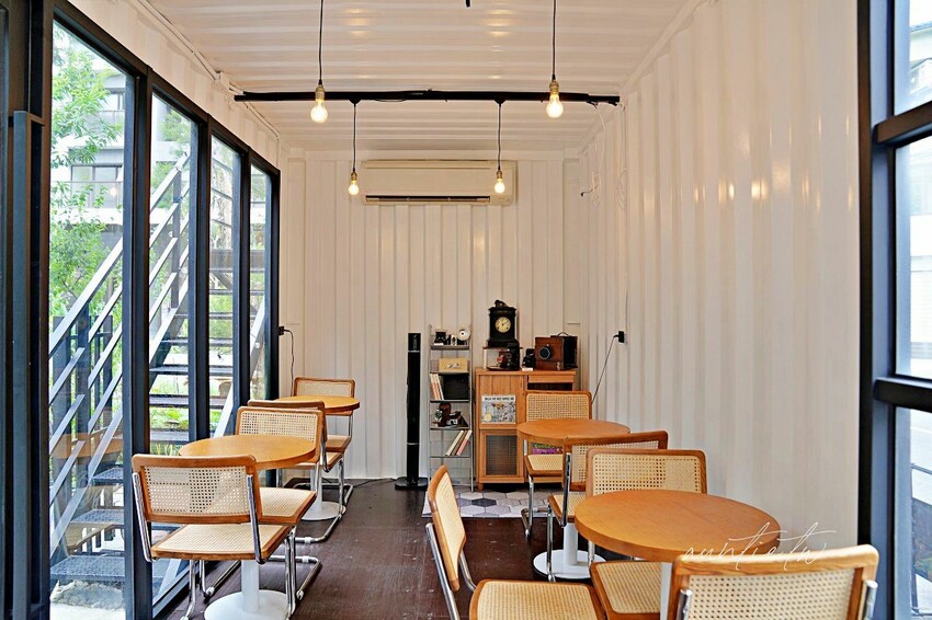 【新竹】竹北｜Tonari Cafe 隔壁咖啡，自然系貨櫃咖啡廳，寵物友善咖啡廳