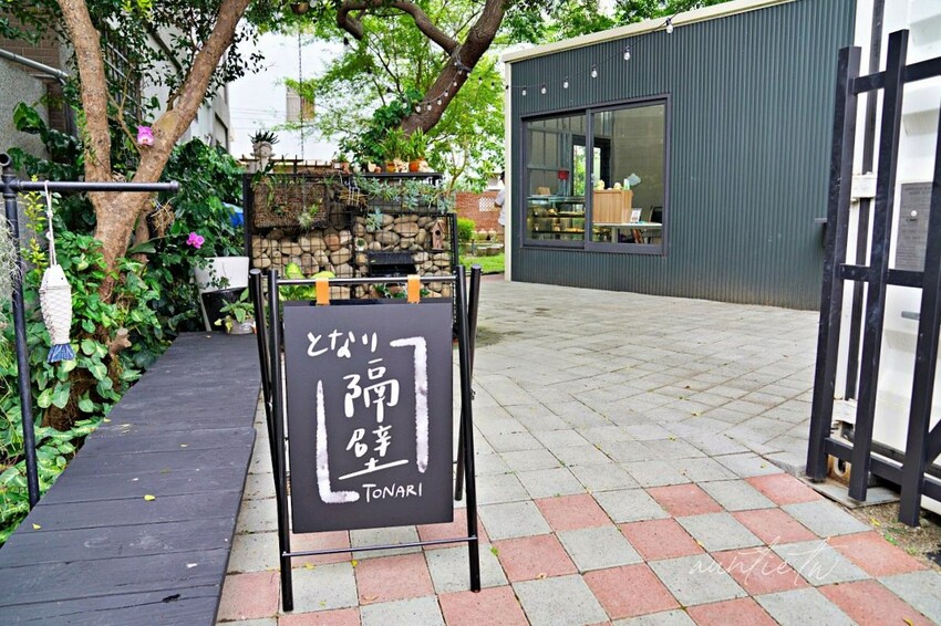 【新竹】竹北｜Tonari Cafe 隔壁咖啡，自然系貨櫃咖啡廳，寵物友善咖啡廳