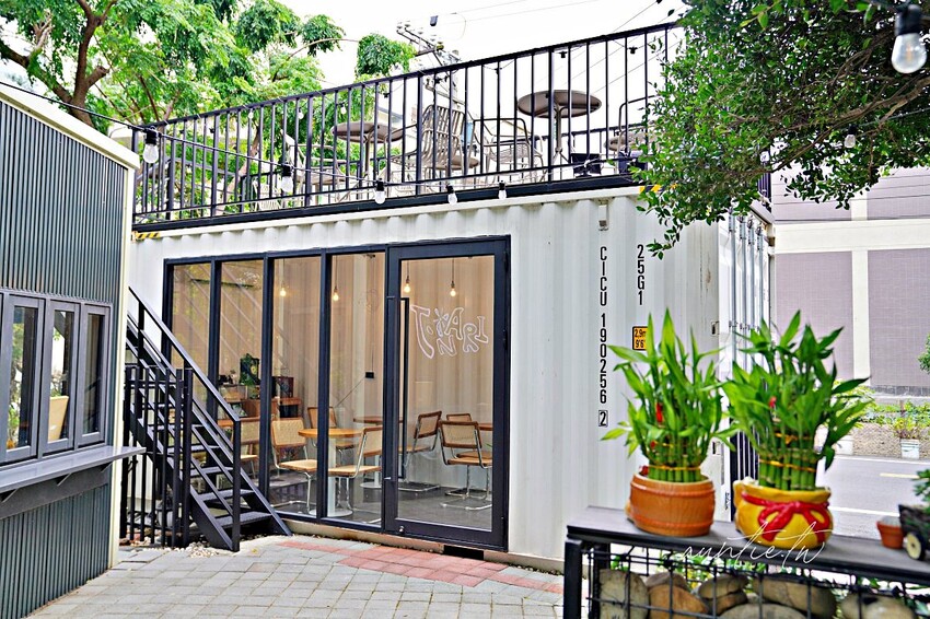 【新竹】竹北｜Tonari Cafe 隔壁咖啡，自然系貨櫃咖啡廳，寵物友善咖啡廳