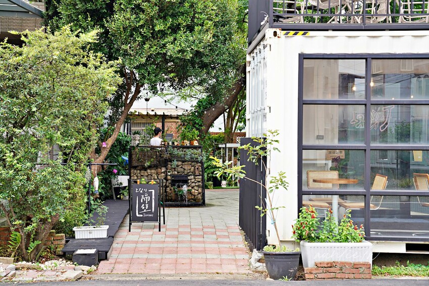 【新竹】竹北｜Tonari Cafe 隔壁咖啡，自然系貨櫃咖啡廳，寵物友善咖啡廳